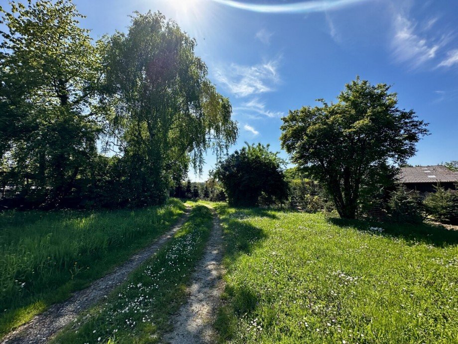 Blick auf den Weg auf der gegen�berliegenden Seite der Halle Haus Ettlingen