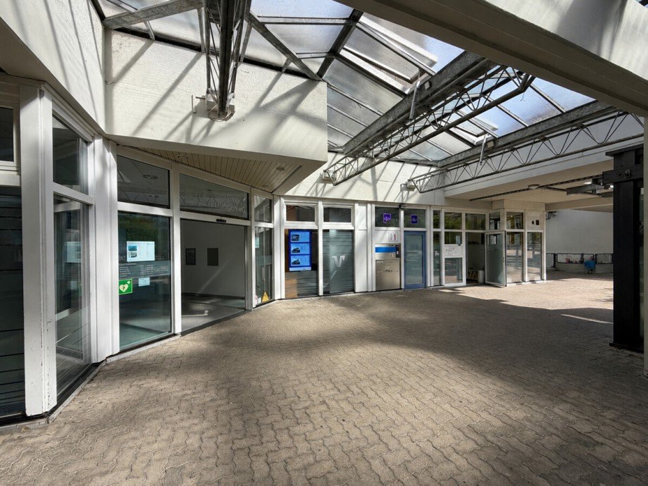 Zentraler Zugang zu Filiale, Praxis- und B�roeinheiten B�rogeb�ude Waldbronn