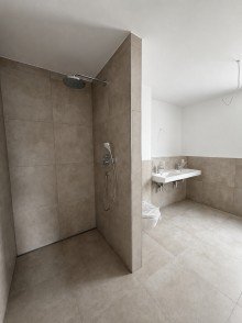 Badezimmer Hochwertige 4-Zimmer-Neubauwohnung im Obergeschoss - modern, hell und gro�z�gig