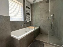 Bad mit Dusche und Badewanne Ihre 3-Zimmer-Traumwohnung mit zwei Balkonen und Weitblick