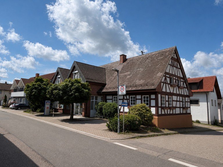 Au�enansicht Marxzell - Marxzell Mehrfamilienhaus Bankfiliale mit gro�em Grundst�ck zu verkaufen