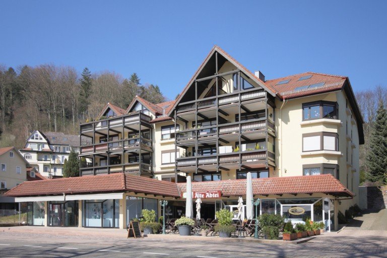 Au�enansicht Bad Herrenalb Etagenwohnung Helle Dachgeschosswohnung mit Panoramafenster, Waldblick und Tiefgaragenstellplatz.