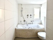 Badezimmer Riesige und lichtdurchflutete Maisonettewohnung mit Garten