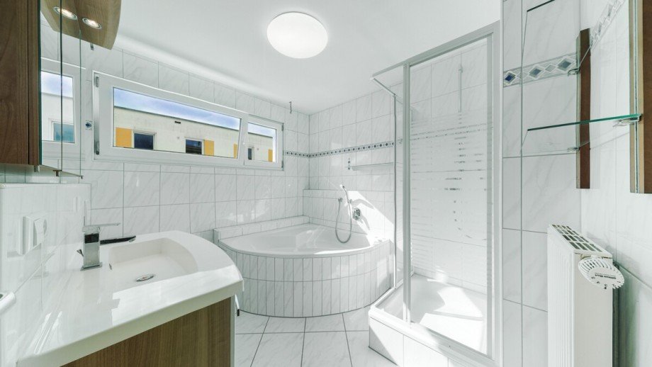 Gro�z�giges, helles Badezimmer im Obergeschoss mit Dusche und Badewanne Reihenendhaus Baden-Baden