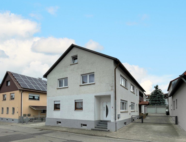 Aussen Malsch Zweifamilienhaus Tolles Dreifamilienhaus in zentraler Lage von Malsch