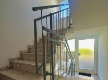 helles Treppenhaus Attraktive Erdgeschosswohnung mit �berdachter Terrasse 
und eigenem Garten.