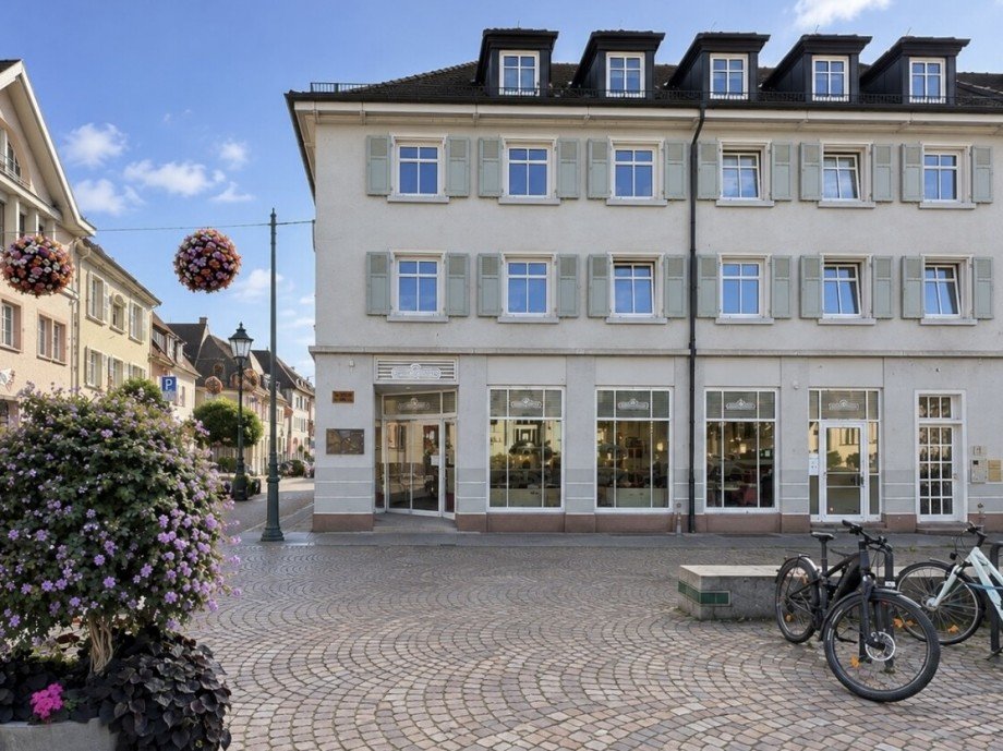 (KI bearbeitet) Ansicht Wohn- / Gesch�ftshaus Ettlingen