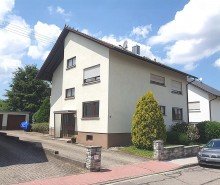 Stra�enansicht Wohlf�hlatmosph�re im 2-Familienhaus mit gro�em Grundst�ck.