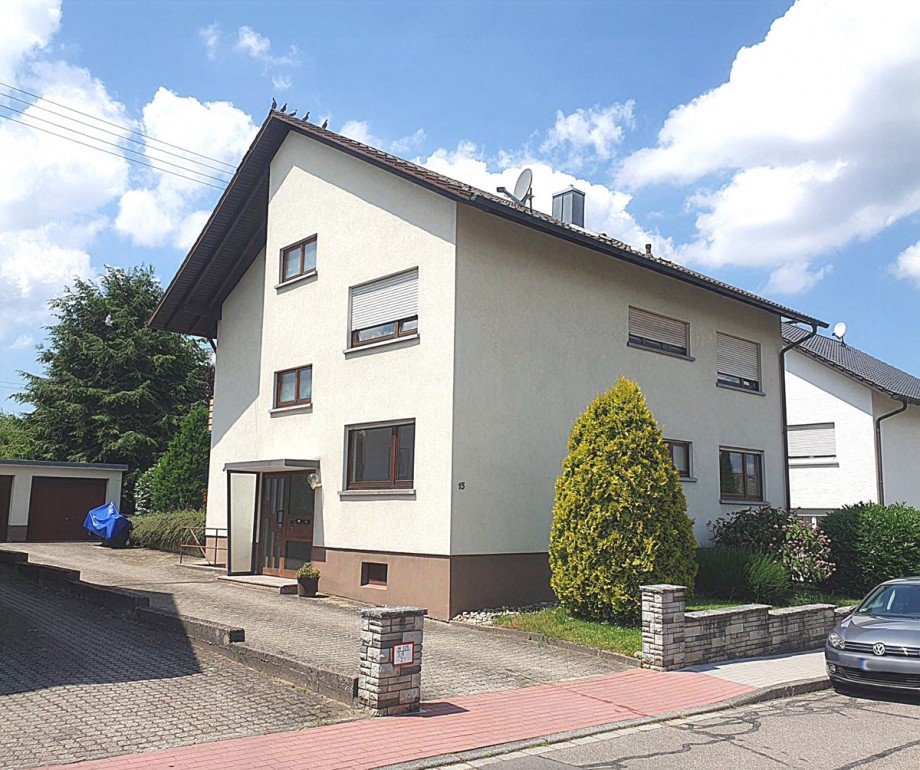 Stra�enansicht Zweifamilienhaus Karlsbad-Spielberg