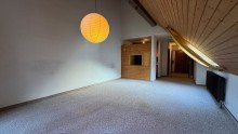 Wohnen Helle Dachgeschosswohnung mit Panoramafenster, 
Waldblick und Tiefgaragenstellplatz.