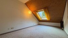 Schlafen Helle Dachgeschosswohnung mit Panoramafenster, 
Waldblick und Tiefgaragenstellplatz.