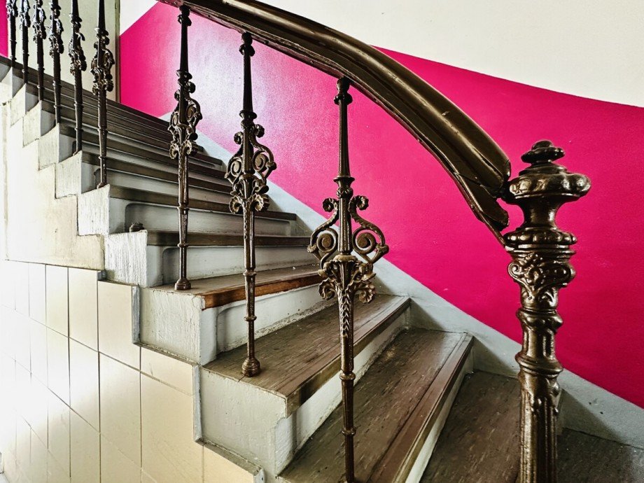 Kunstvolle Holzverzierungen Mehrfamilienhaus Karlsruhe