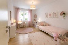 Zweites Kinderzimmer im Obergeschoss (KI-Visualisierung) Exklusives, lichtdurchflutetes Reihenendhaus mit Dachterrasse und zwei sonnigen Terrassen