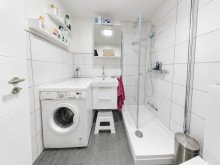 Badezimmer Wohnung 1 (KI generiert) Zwei Wohnungen, ein Zuhause: Seltene Gelegenheit in Bad Herrenalb