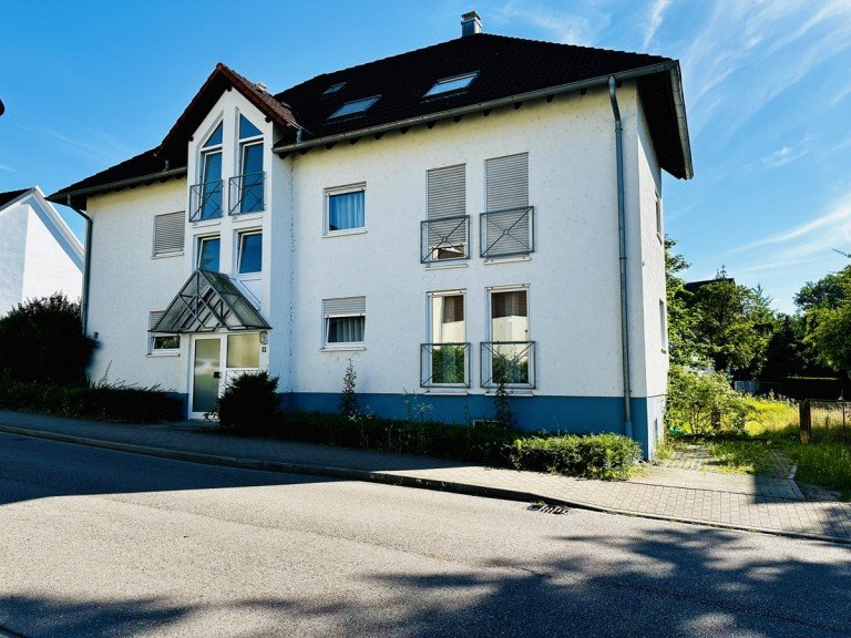 Stra�enansicht Durmersheim Erdgeschosswohnung Attraktive Erdgeschosswohnung mit �berdachter Terrasse und eigenem Garten.