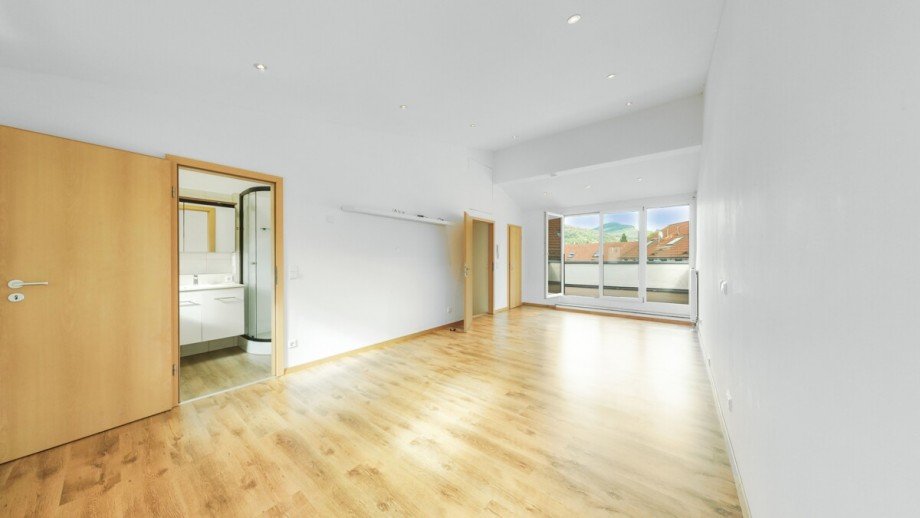 Gro�z�giges Schlafzimmer mit begehbarem Kleiderschrank Reihenendhaus Baden-Baden