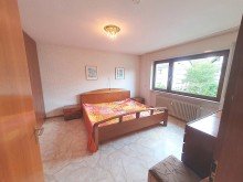 EG-Schlafzimmer Wohlf�hlatmosph�re im 2-Familienhaus mit gro�em Grundst�ck.