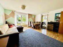 Wohnzimmer Attraktive Erdgeschosswohnung mit �berdachter Terrasse 
und eigenem Garten.