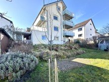 Hausansicht vom Garten Ihre 3-Zimmer-Traumwohnung mit zwei Balkonen und Weitblick