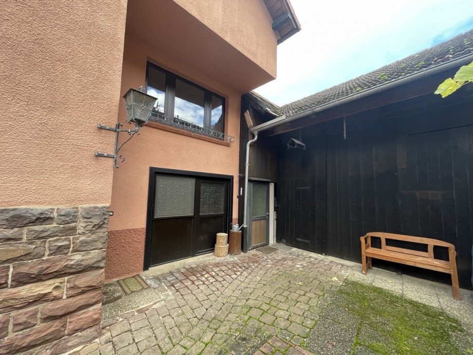 Hinterhof Doppelhaush�lfte Karlsbad