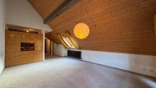 Wohnen Helle Dachgeschosswohnung mit Panoramafenster, 
Waldblick und Tiefgaragenstellplatz.