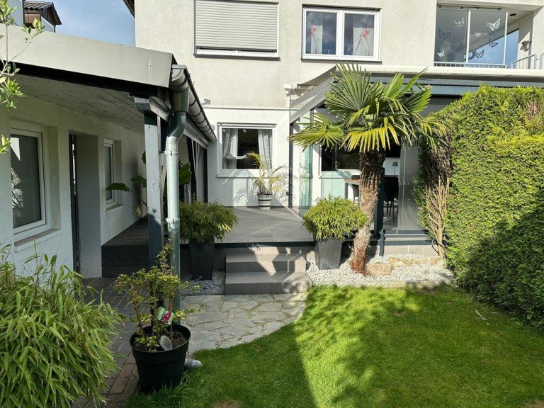 R�ckansicht Geb�ude Rheinstetten Erdgeschosswohnung Luxuswohnung der Extraklasse mit eigenem Garten