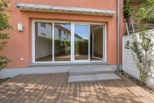 Zugang zur zweiten Terrasse �ber gro�z�gige Glasfront Exklusives, lichtdurchflutetes Reihenendhaus mit Dachterrasse und zwei sonnigen Terrassen