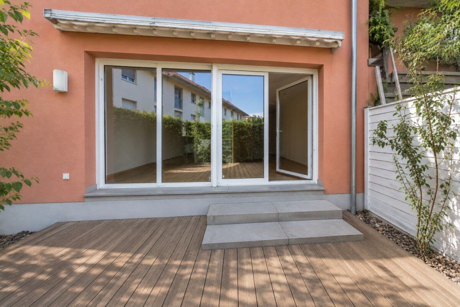 Zugang zur zweiten Terrasse �ber gro�z�gige Glasfront Reihenendhaus Baden-Baden
