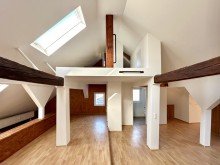 Dachgeschoss Riesige und lichtdurchflutete Maisonettewohnung mit Garten