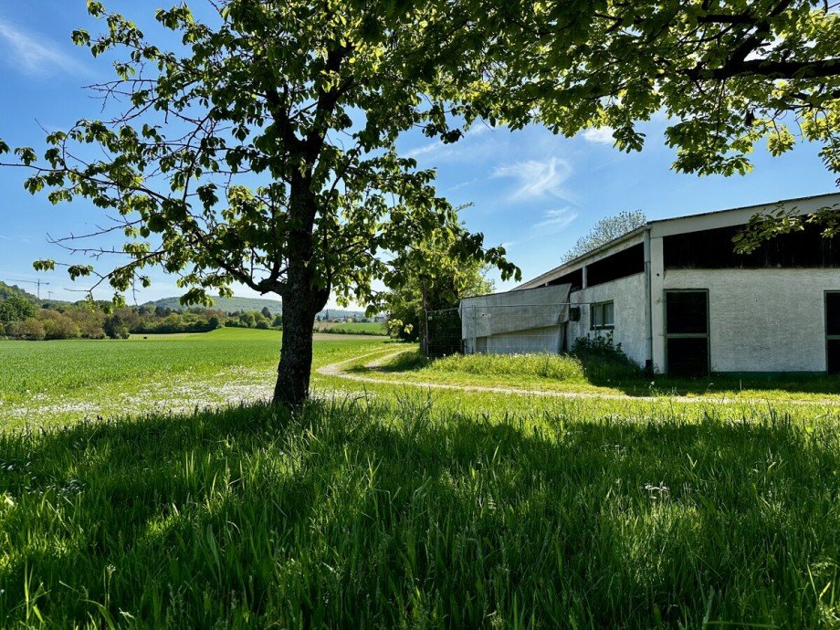 Weg neben der Halle Haus Ettlingen