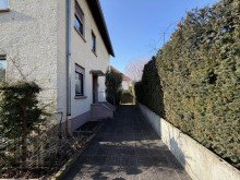 Hofeinfahrt Entwicklungsf�higes 3-Familienwohnhaus in begehrter Ettlinger Lage!