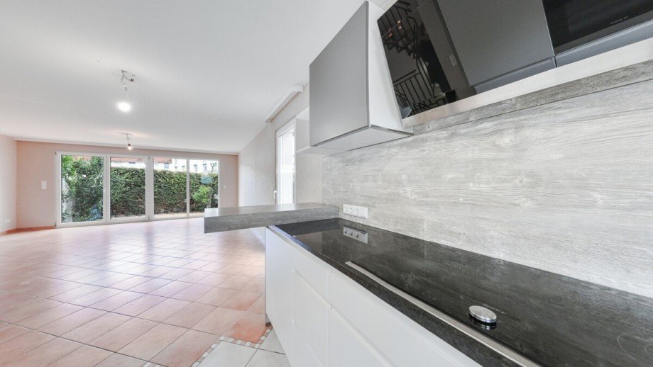 K�che im Erdgeschoss mit Blick zu den Terrassen Reihenendhaus Baden-Baden