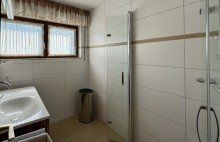 EG-Badezimmer Wohlf�hlatmosph�re im 2-Familienhaus mit gro�em Grundst�ck.