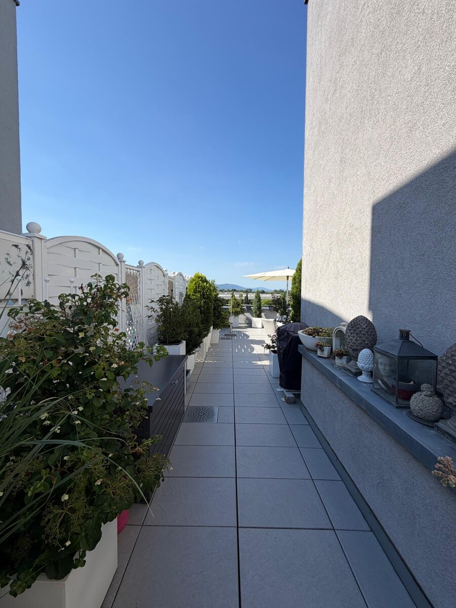 Gro�z�gige Dachterrasse (KI-Visualisierung) Penthousewohnung Ettlingen