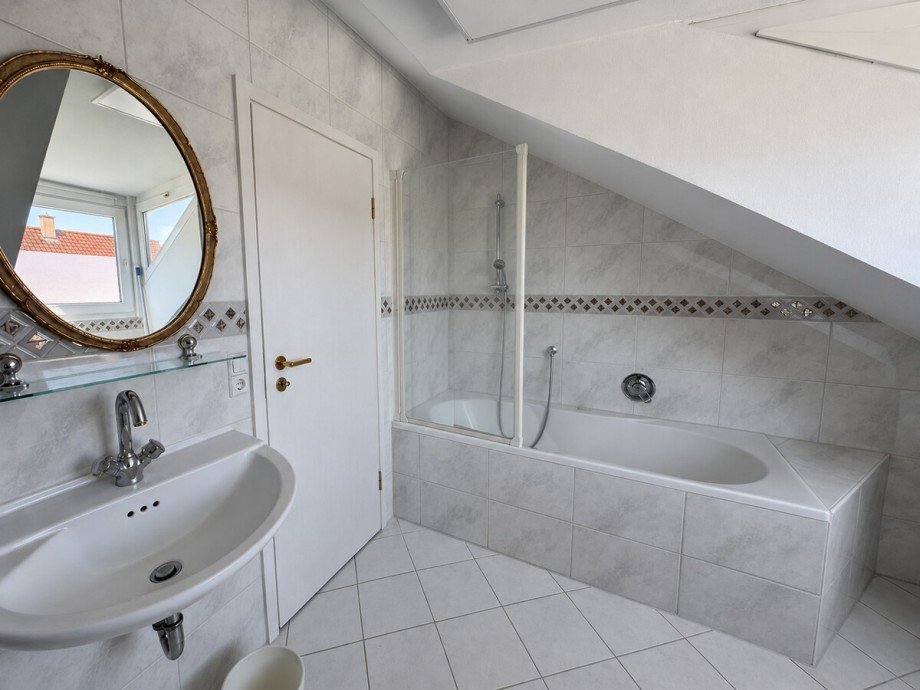 Badezimmer DG Mehrfamilienhaus Karlsruhe