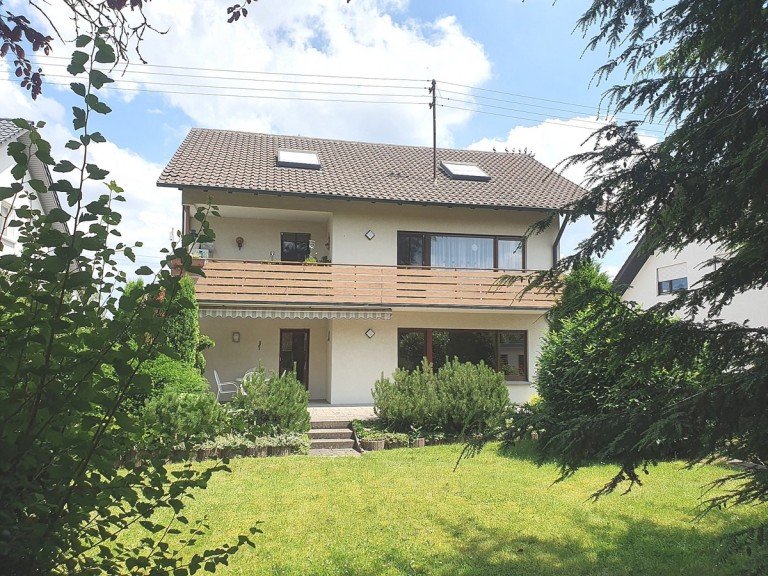 Gartenansicht Karlsbad-Spielberg Zweifamilienhaus Wohlf�hlatmosph�re im 2-Familienhaus mit gro�em Grundst�ck.