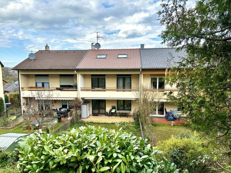 Hausansicht vom Garten K�nigsbach Reihenmittelhaus Traumhaftes Zuhause f�r Familien: Reihenhaus mit Garten und Ausbaureserve