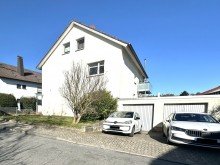 Inklusive rechter Garage sowie Stellplatz davor Ihre 3-Zimmer-Traumwohnung mit zwei Balkonen und Weitblick