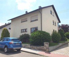 Stra�enansicht Wohlf�hlatmosph�re im 2-Familienhaus mit gro�em Grundst�ck.