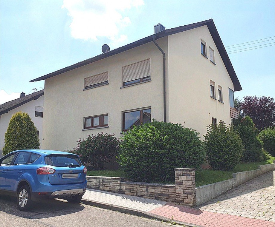 Stra�enansicht Zweifamilienhaus Karlsbad-Spielberg