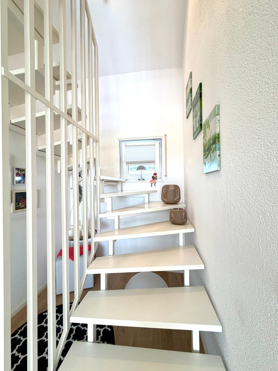 Stillvoller Treppenaufgang mit Galeriecharakter (KI-Visualisierung) Penthousewohnung Ettlingen