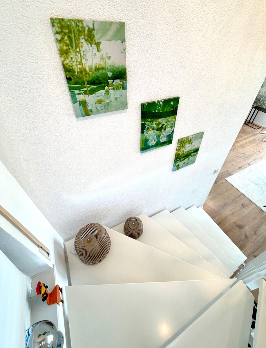 Stillvoller Treppenaufgang mit Galeriecharakter (KI-Visualisierung) Penthousewohnung Ettlingen