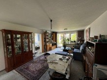 Wohnzimmer Tolle Erdgeschosswohnung mit Terrasse, Garten und Tiefgaragenstellplatz