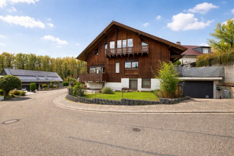 Ansicht Haus und Garage Malsch-Waldprechtsweier - Waldprechtsweier Doppelhaush�lfte Architektonisch besondere Doppelhaush�lfte mit viel Holz & versetzten Ebenen
