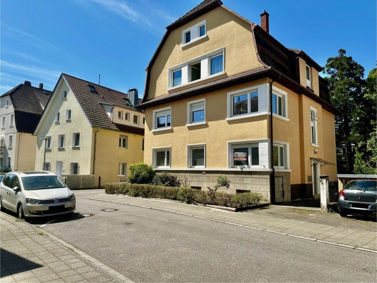 Weitblick auf das Haus Karlsruhe / Weiherfeld-Dammerstock Erdgeschosswohnung Stilvolle Vier- Zimmer- Wohnung in begehrter Lage- Historischer Charme trifft auf modernen Komfort