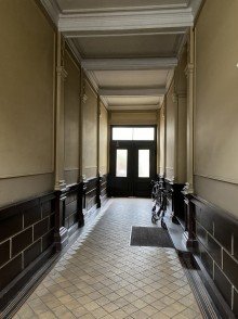 Hauseingang Eine der sch�nsten Immobilien - 
denkmalgesch�tztes Mehrfamilienhaus in Karlsruhe