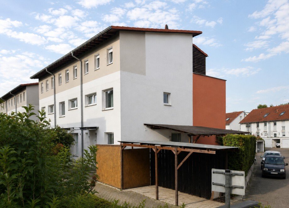 Ansicht des Hauses mit angrenzendem Carport Reihenendhaus Baden-Baden