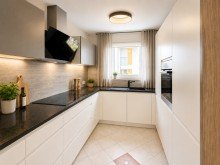 K�che im Erdgeschoss mit Blick zu den Terrassen (KI-Visualisierung) Exklusives, lichtdurchflutetes Reihenendhaus mit Dachterrasse und zwei sonnigen Terrassen