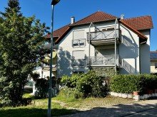 R�ckansicht Attraktive Erdgeschosswohnung mit �berdachter Terrasse 
und eigenem Garten.