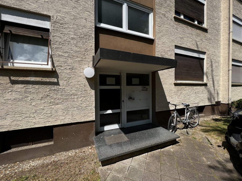 Eingang Mehrfamilienhaus Karlsruhe / Aue